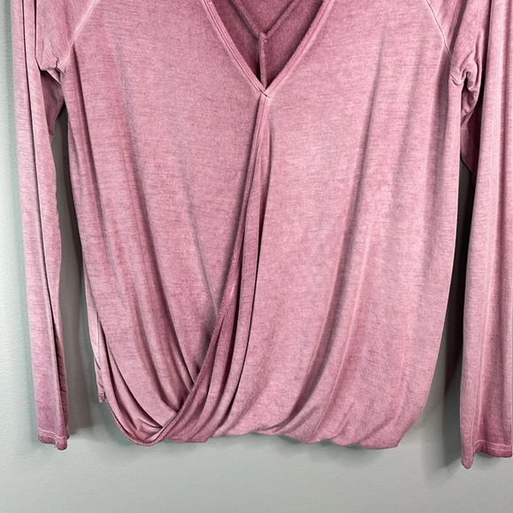 American Eagle Soft & Sexy Twist Surplice Hem Shirt Mauve Cutout V-Neck Size S - Picture 4 of 9